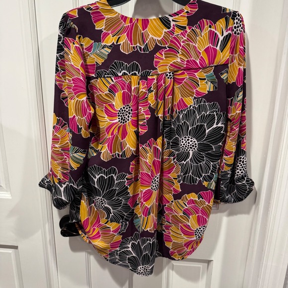 DR2 Floral V-Neck Blouse – Size Medium‎ - Picture 3 of 6